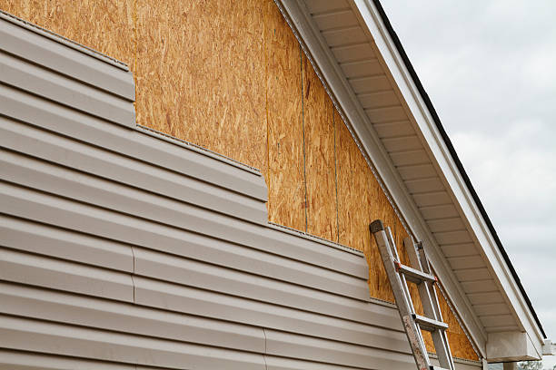 Professional Emergency Siding Repair technician working in Dundee, FL